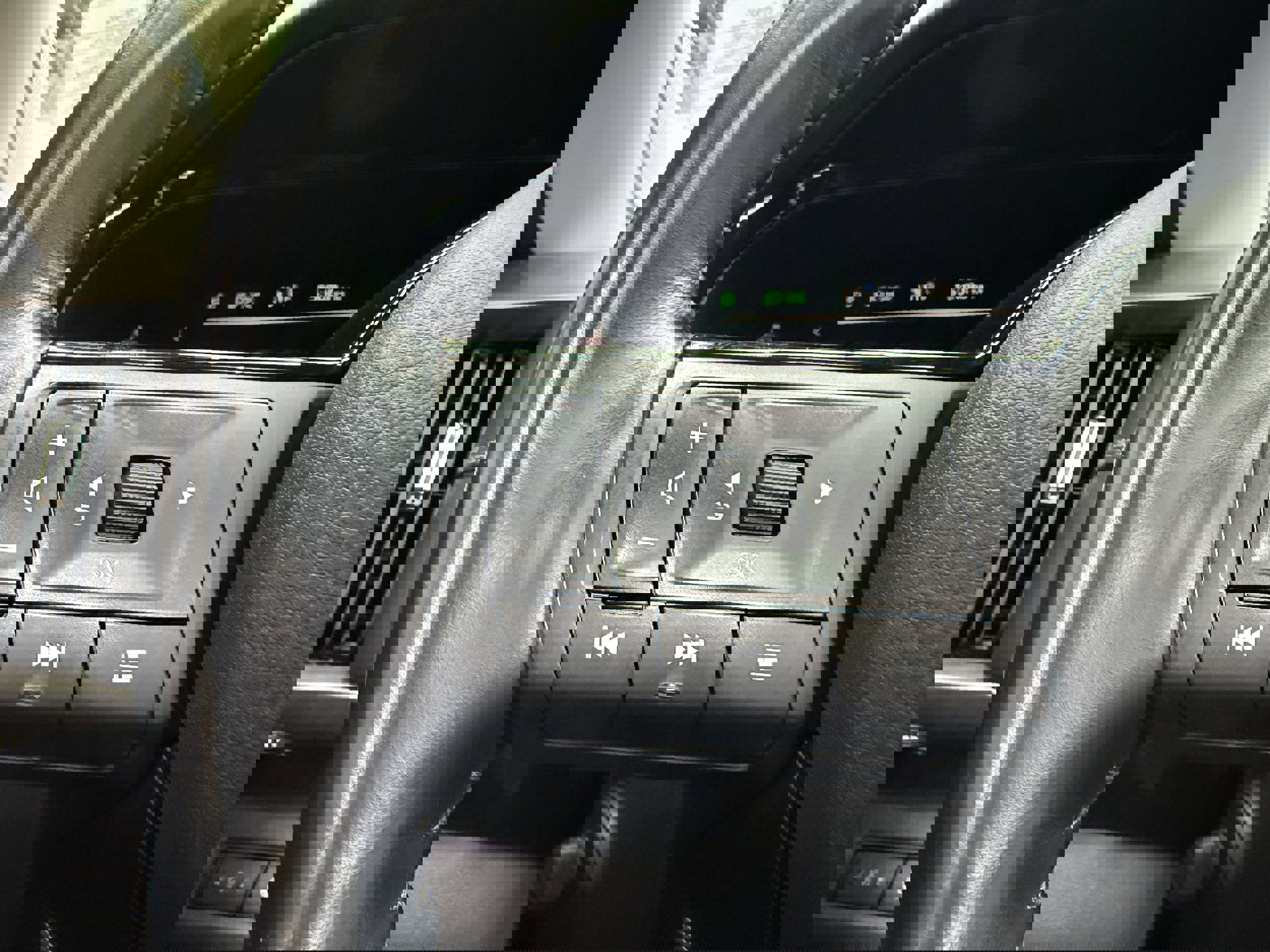 Used 2022 Nissan Pathfinder Platinum image 16