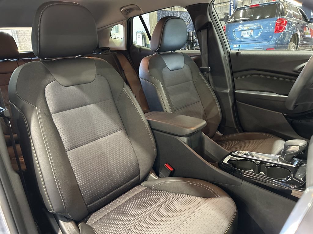 Used 2025 Chevrolet Trax LT FWD image 34