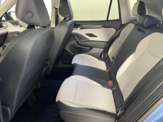 Used 2025 Volkswagen Tiguan SE AWD/4WD image 17
