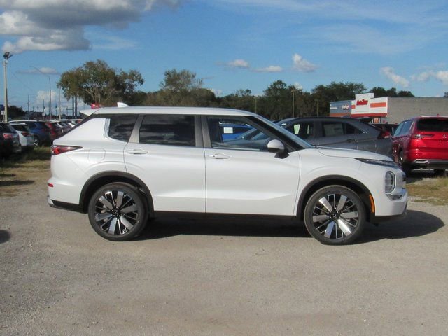 New 2026 Mitsubishi Outlander SE image 2