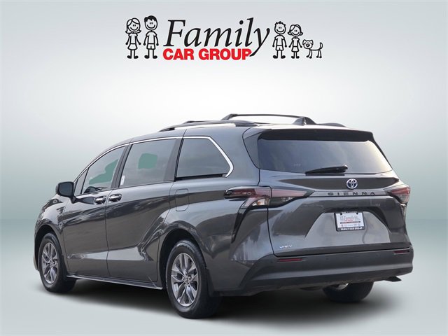 Used 2025 Toyota Sienna XLE image 3
