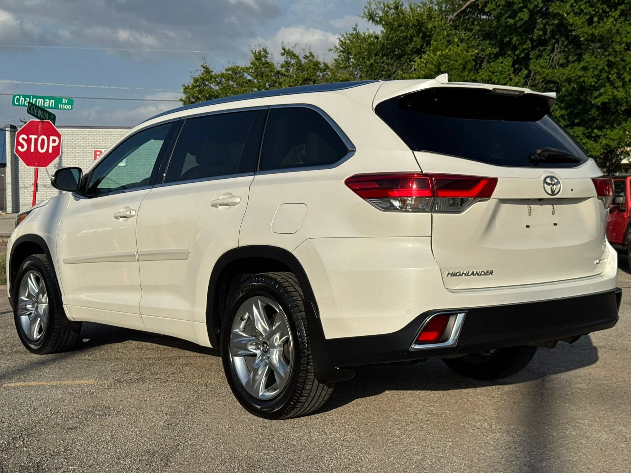 Used 2019 Toyota Highlander Limited FWD image 4