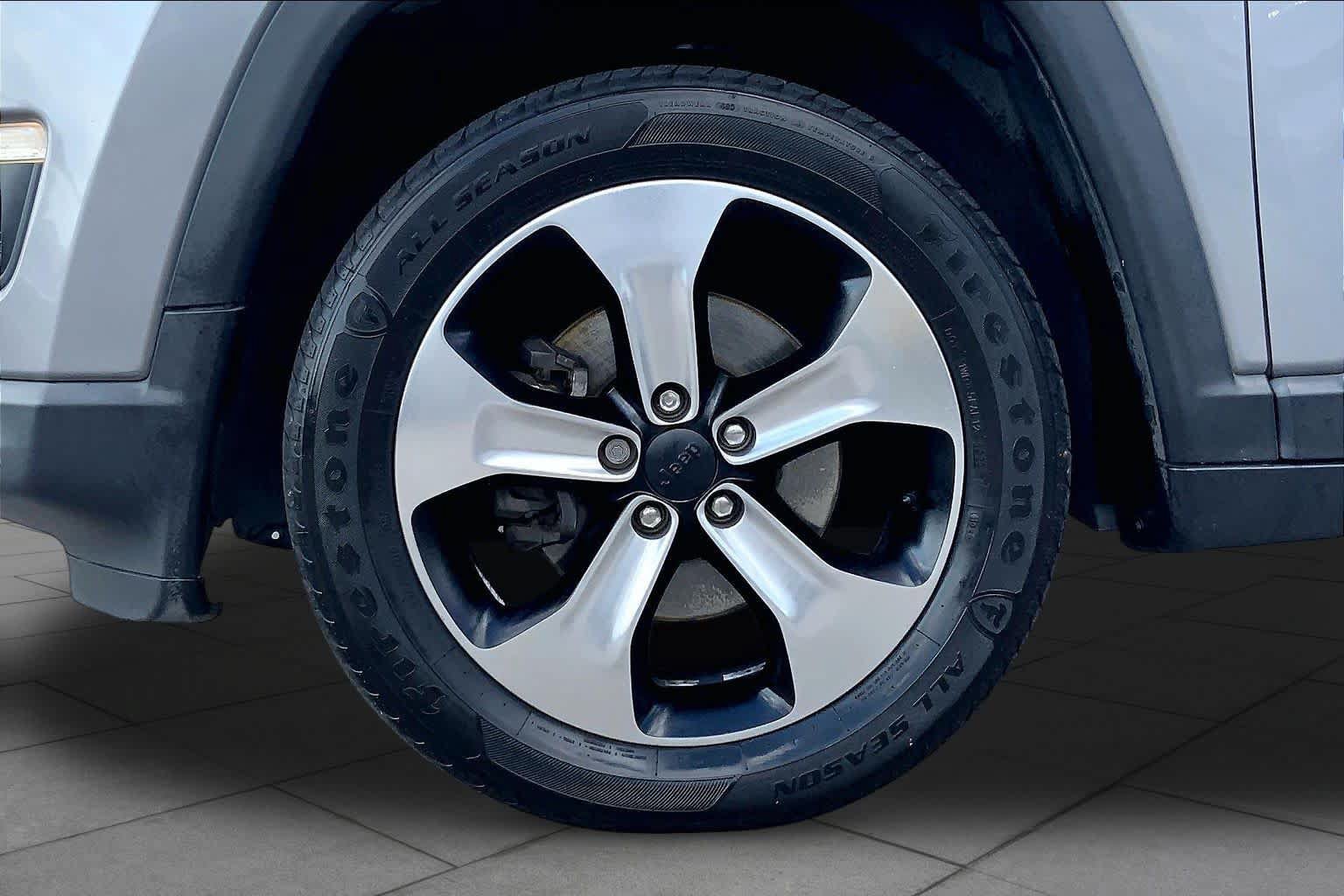 Used 2018 Jeep Compass Latitude w/ Popular Equipment Group FWD image 11