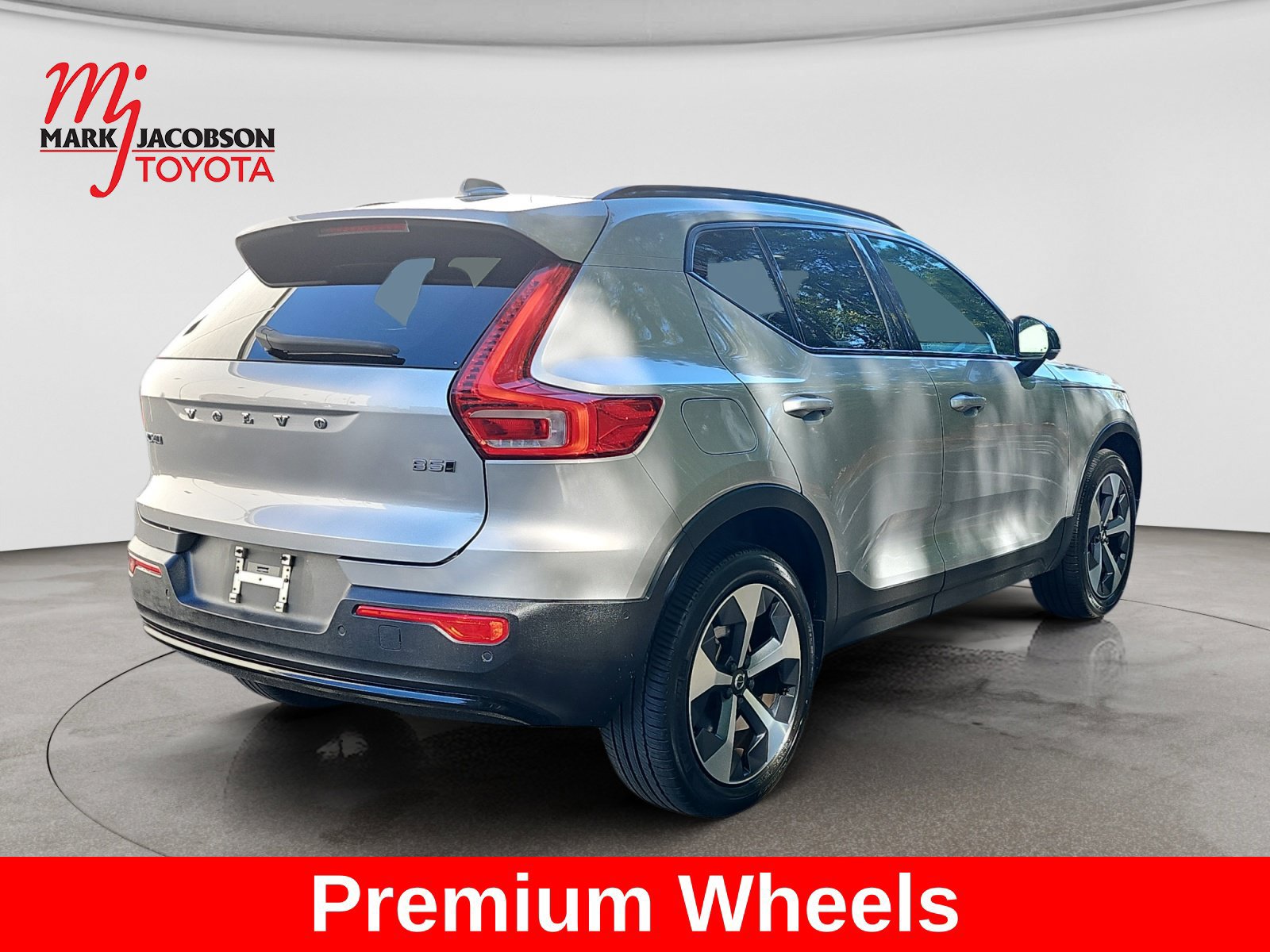 Used 2023 Volvo XC40 B5 Plus w/ Driver Assist Package AWD/4WD image 8
