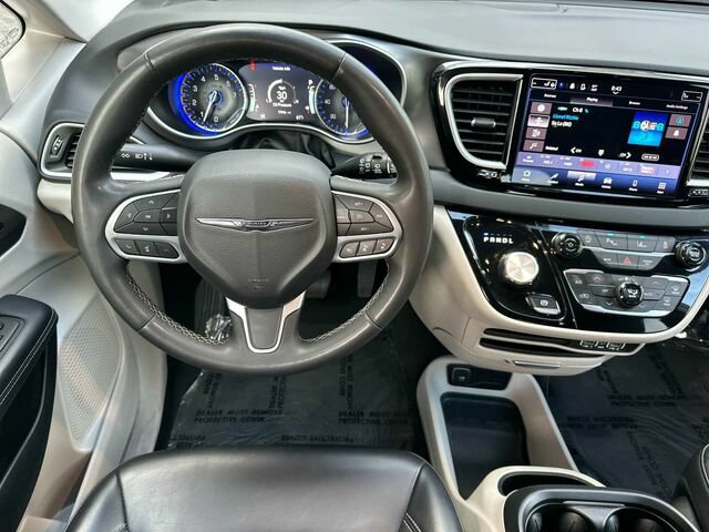 Used 2023 Chrysler Pacifica Touring-L FWD image 16