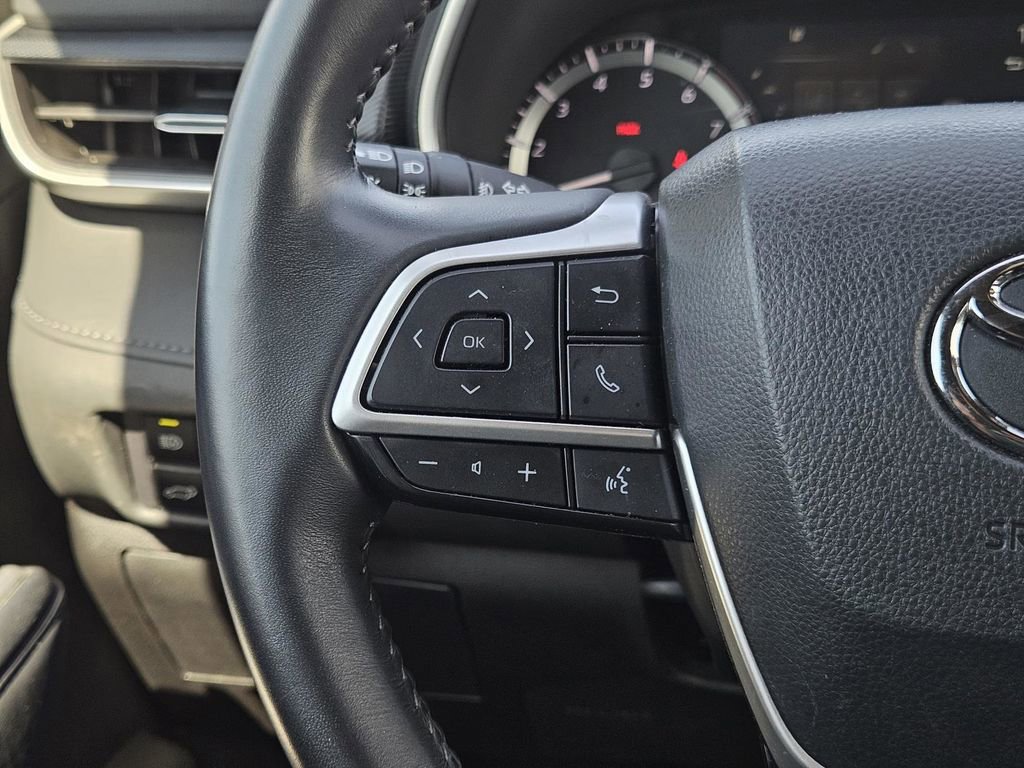 Used 2023 Toyota Highlander XSE FWD image 16