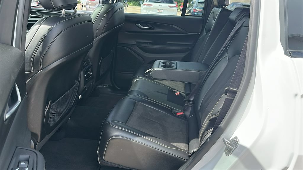 Used 2025 Jeep Grand Cherokee Altitude AWD/4WD image 26