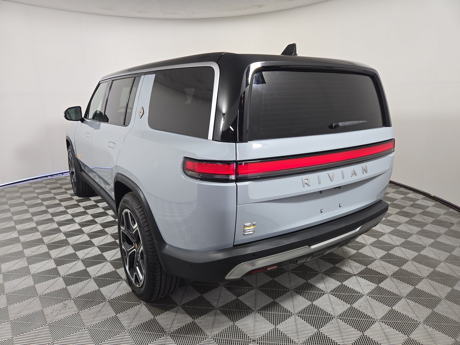 Used 2024 Rivian R1S Adventure AWD/4WD image 3