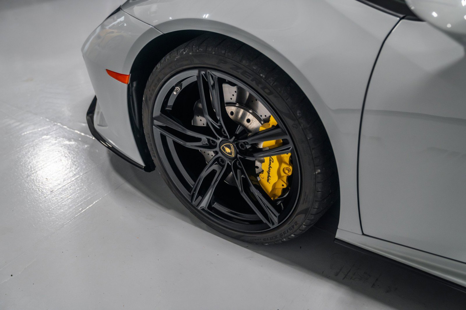 Used 2020 Lamborghini Huracan EVO image 16