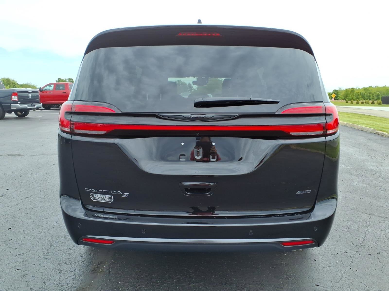 New 2026 Chrysler Pacifica Select w/ S Appearance Package AWD/4WD image 4