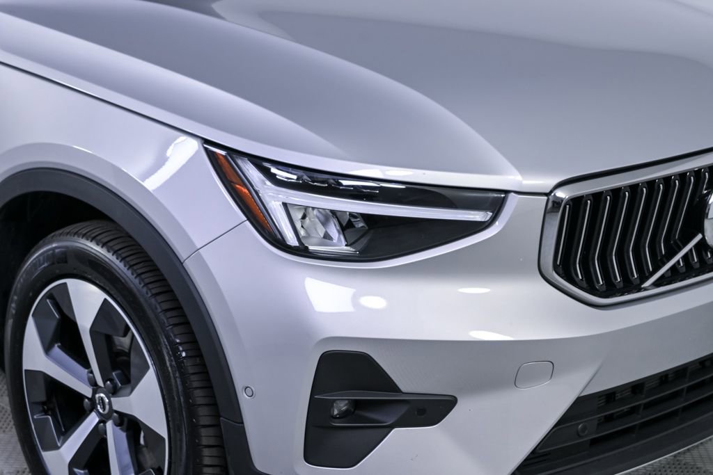Certified 2025 Volvo XC40 B5 Plus image 36