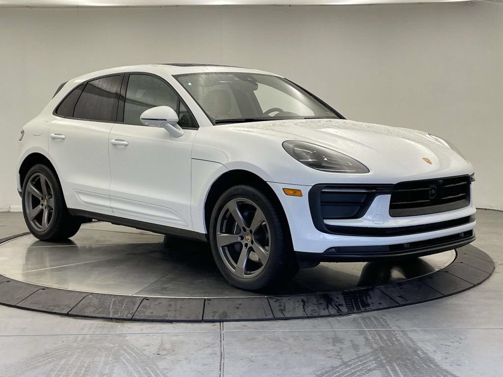 Certified 2025 Porsche Macan AWD/4WD image 9