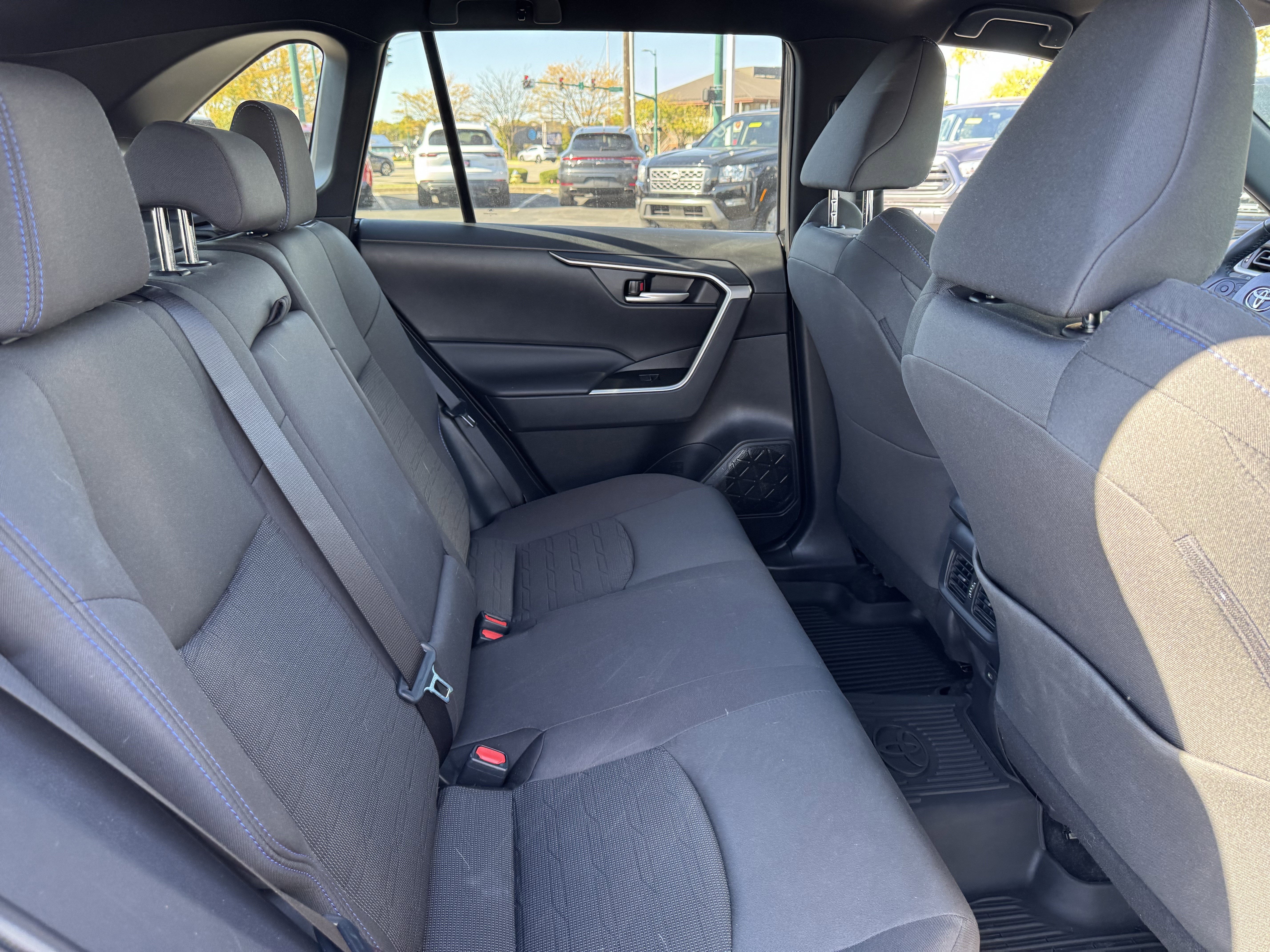 Used 2025 Toyota RAV4 SE image 34