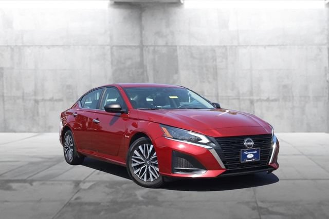 Used 2024 Nissan Altima 2.5 SV FWD image 2