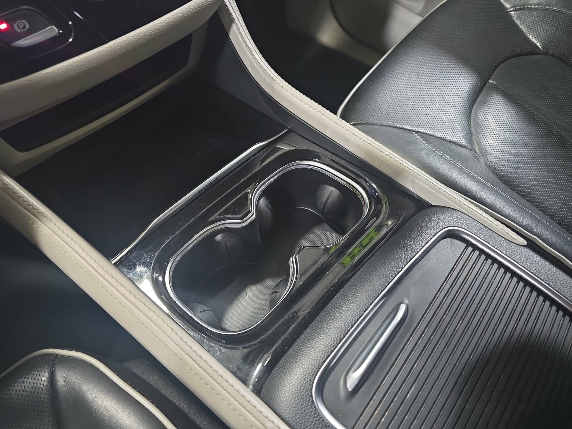 Used 2023 Chrysler Pacifica Limited image 24