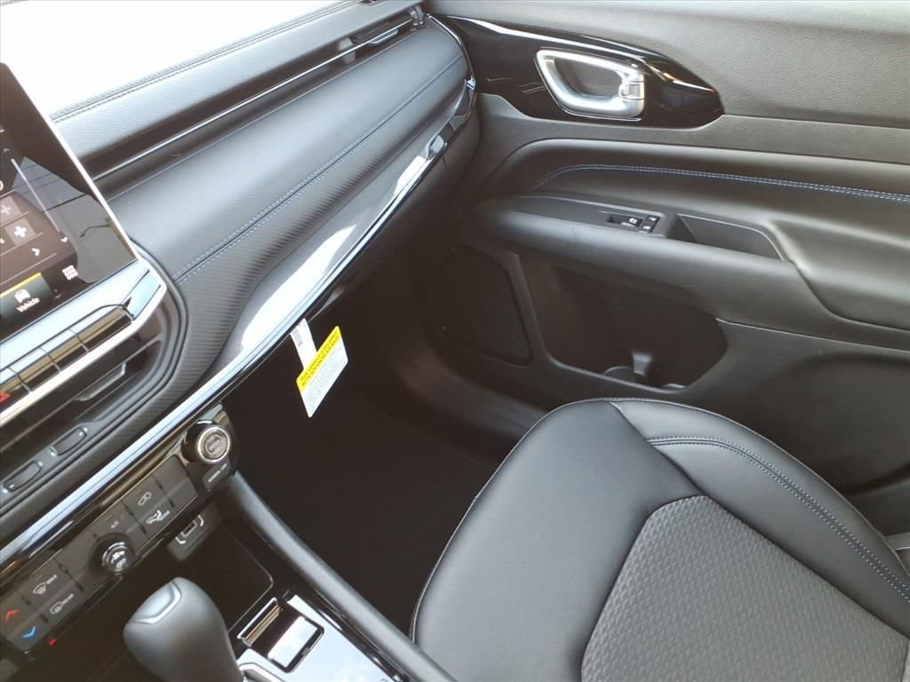 New 2026 Jeep Compass Latitude image 29