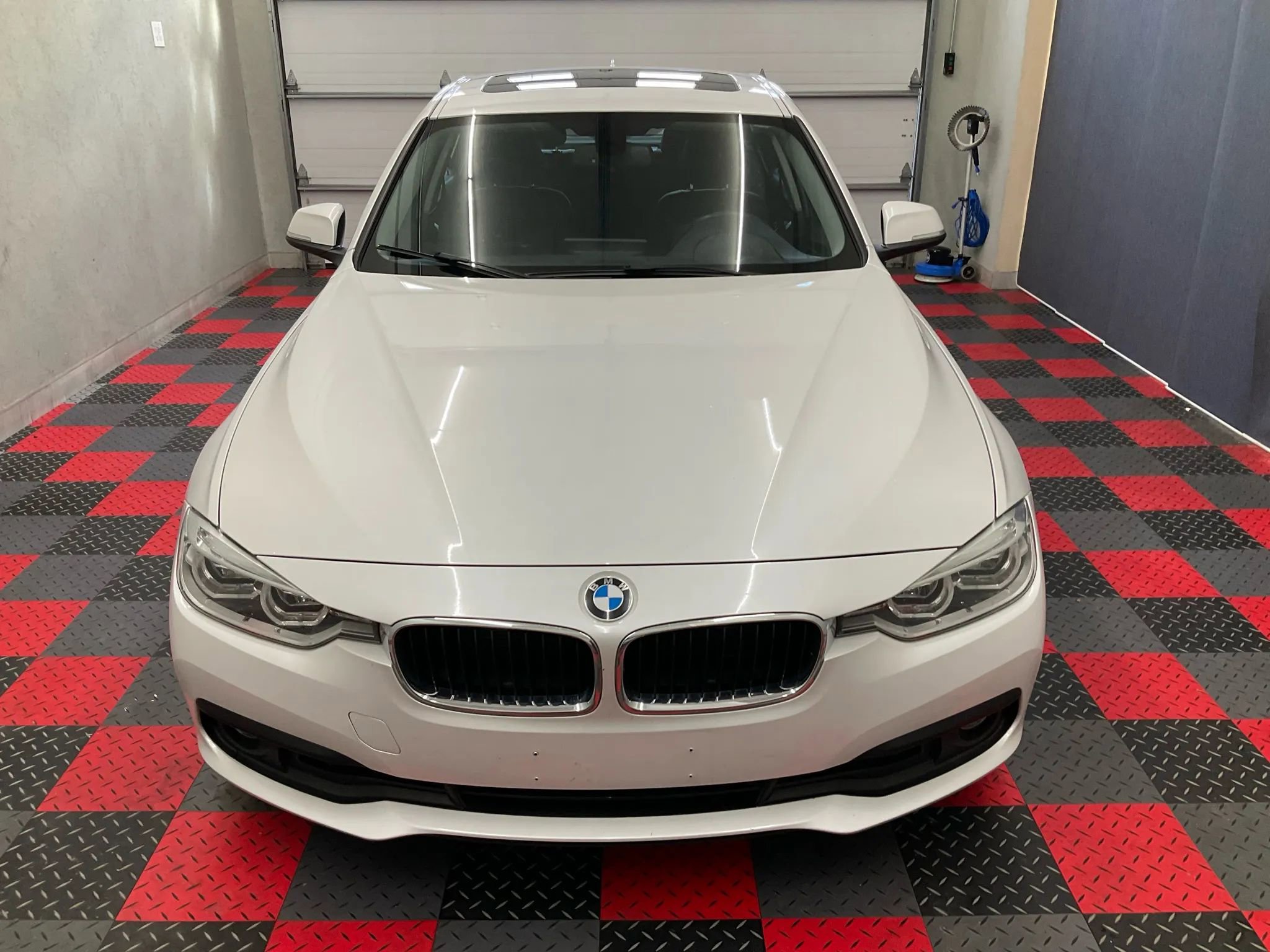 Used 2018 BMW 320i xDrive Sedan image 2