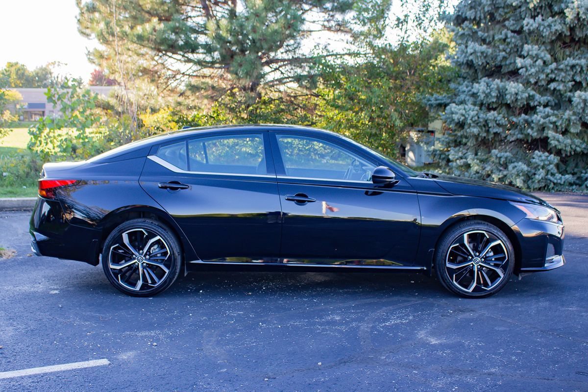 Used 2025 Nissan Altima 2.5 SR AWD/4WD image 12