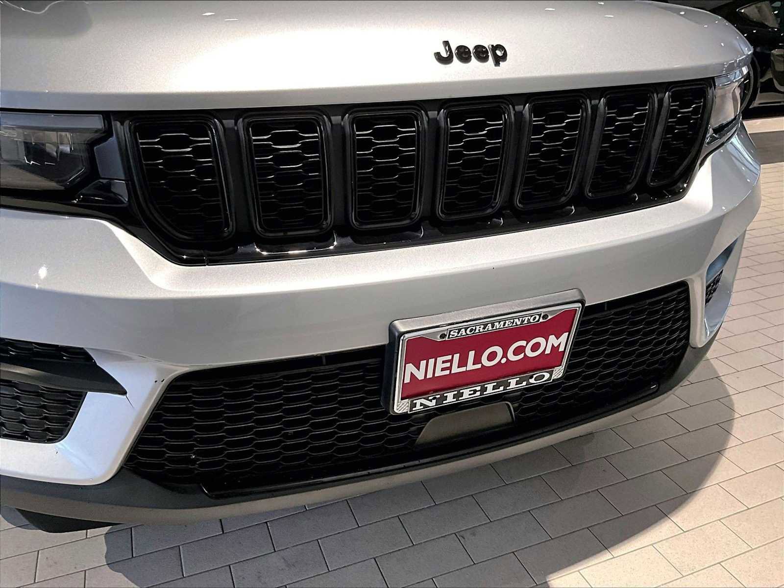 Used 2024 Jeep Grand Cherokee Altitude image 33