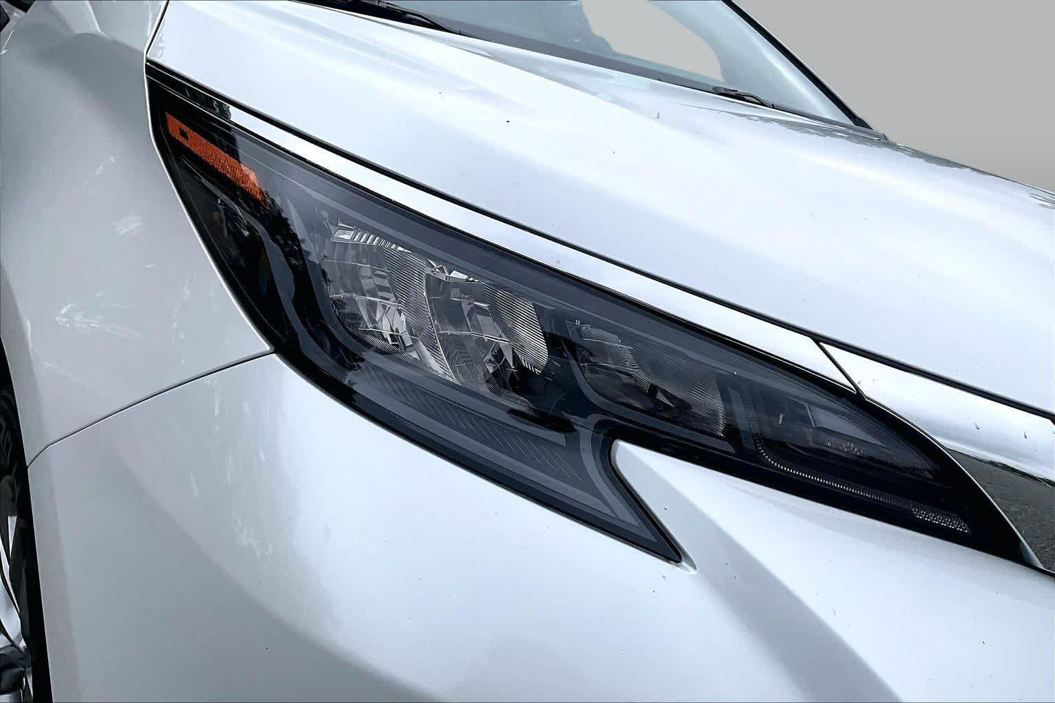Used 2025 Toyota Sienna XLE FWD image 28