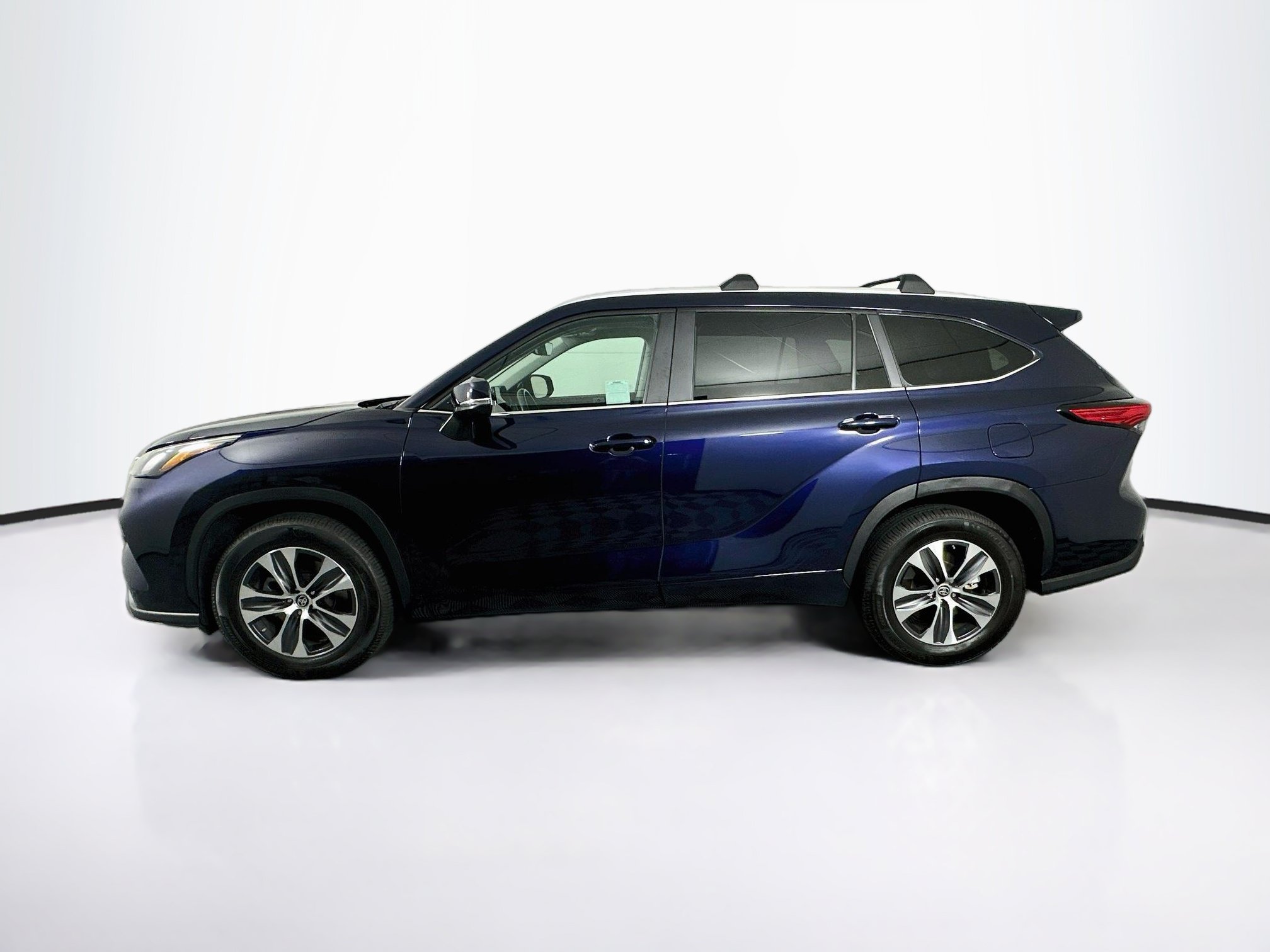 Used 2023 Toyota Highlander XLE FWD image 4