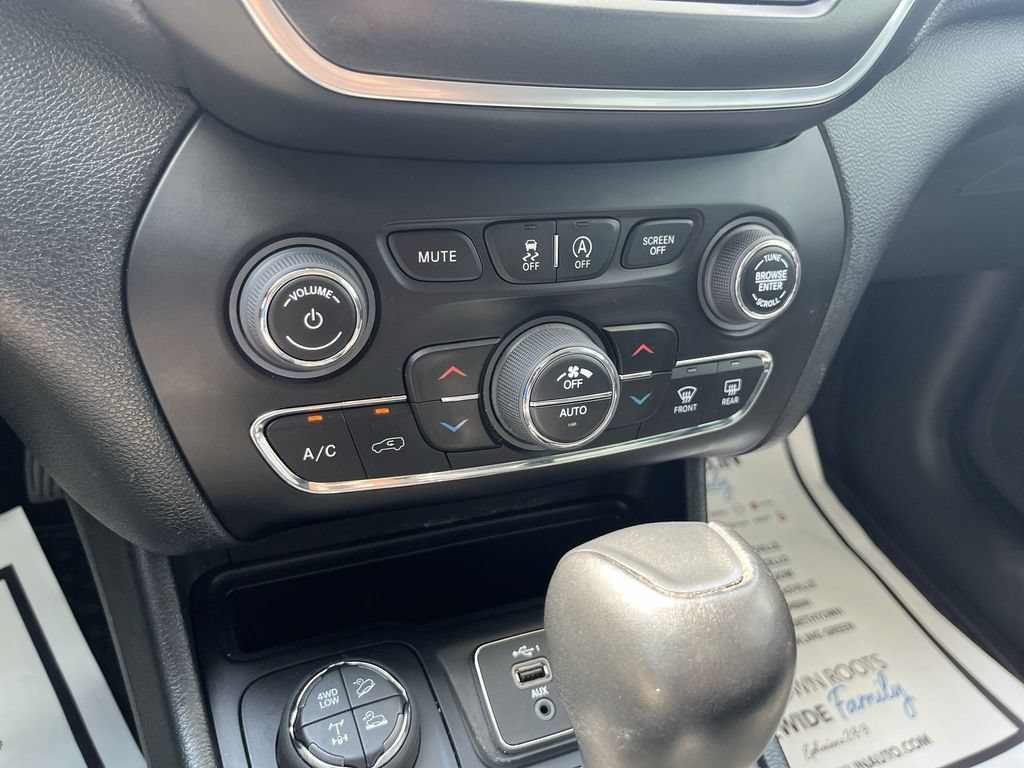 Used 2023 Jeep Cherokee Trailhawk w/ Sun & Sound Group AWD/4WD image 19