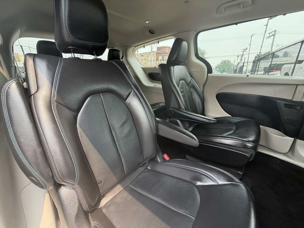 Used 2021 Chrysler Pacifica Touring-L FWD image 27