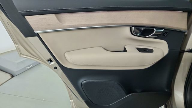 New 2026 Volvo XC90 T8 Plus w/ Protection Package Premier AWD/4WD image 28