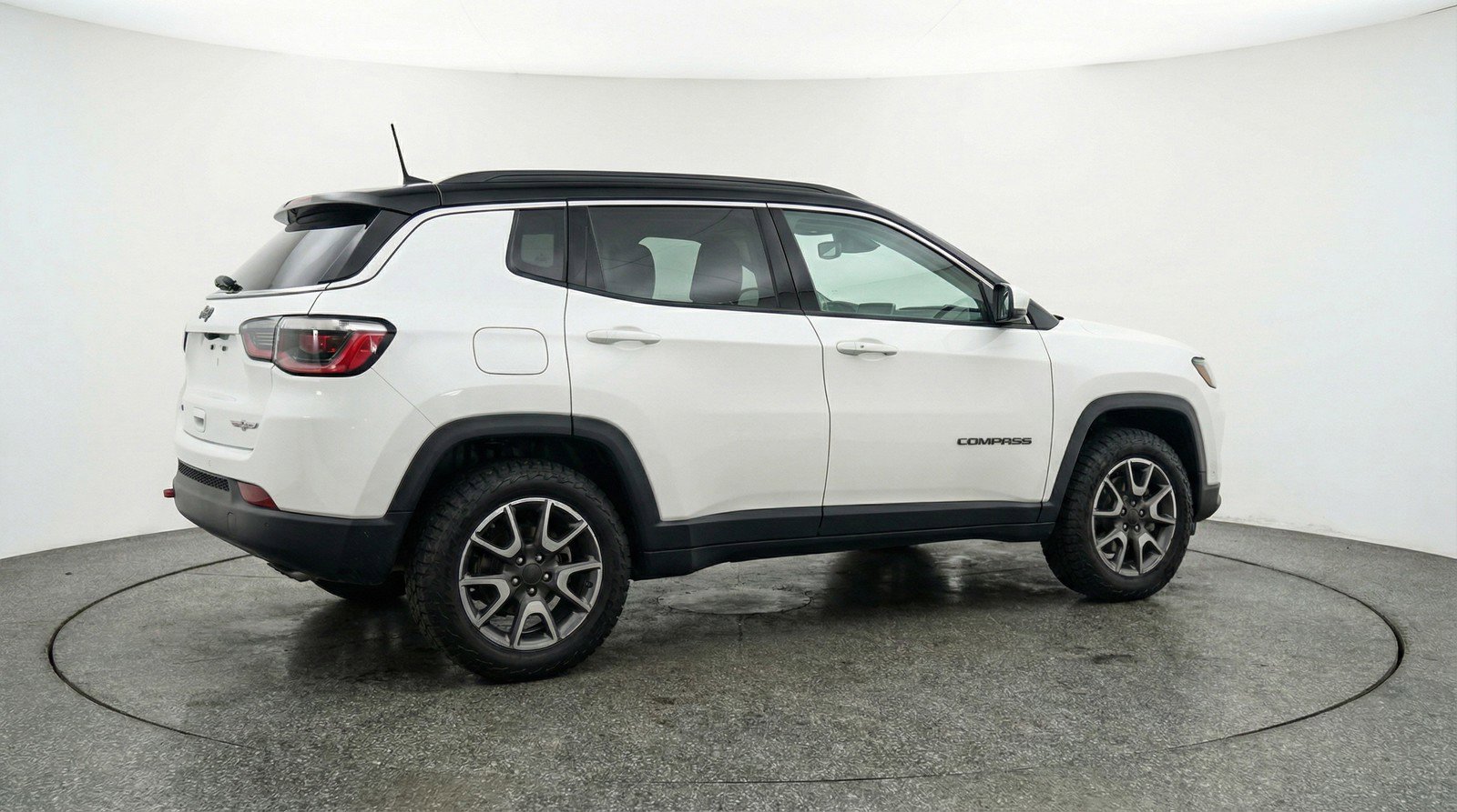 Used 2025 Jeep Compass Trailhawk image 9