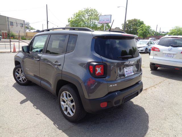 Used 2017 Jeep Renegade Latitude w/ Popular Equipment Group AWD/4WD image 5
