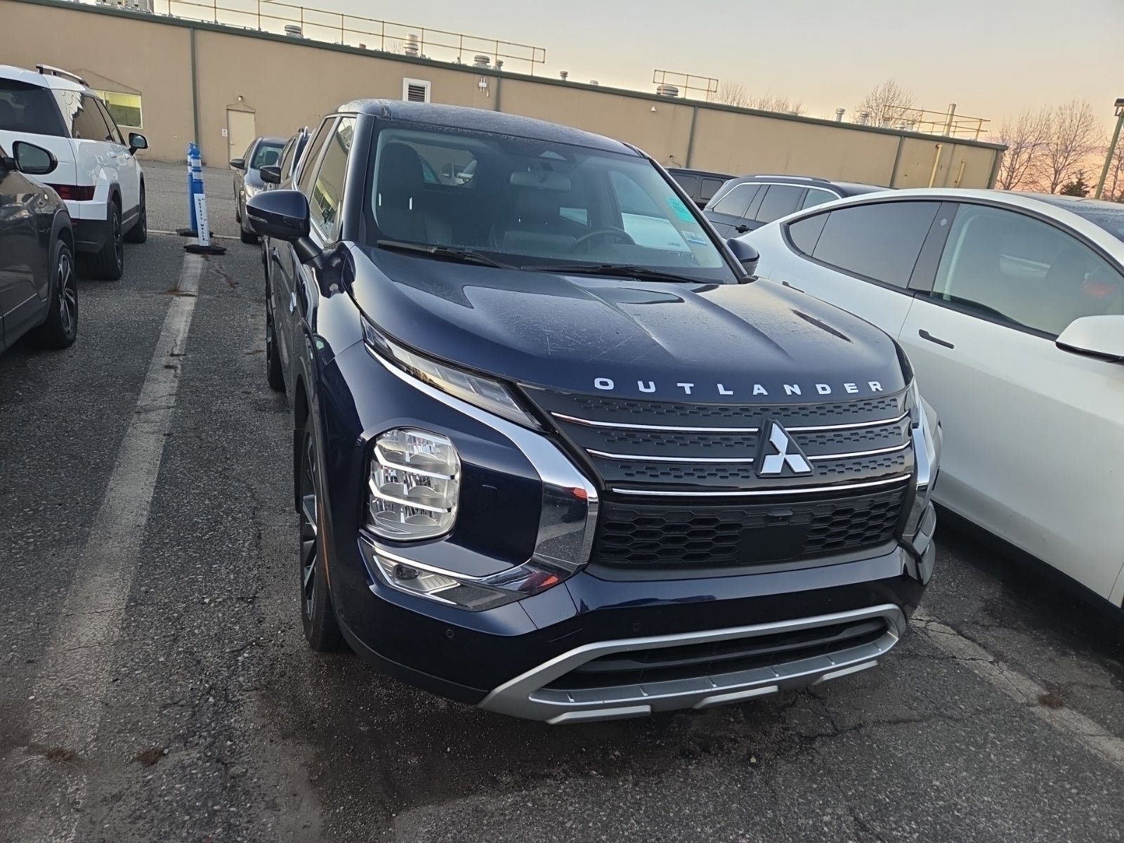 Used 2023 Mitsubishi Outlander SE image 2