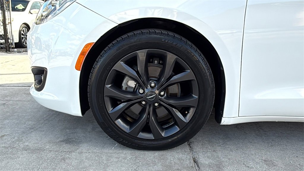 Used 2018 Chrysler Pacifica Touring-L Plus image 11