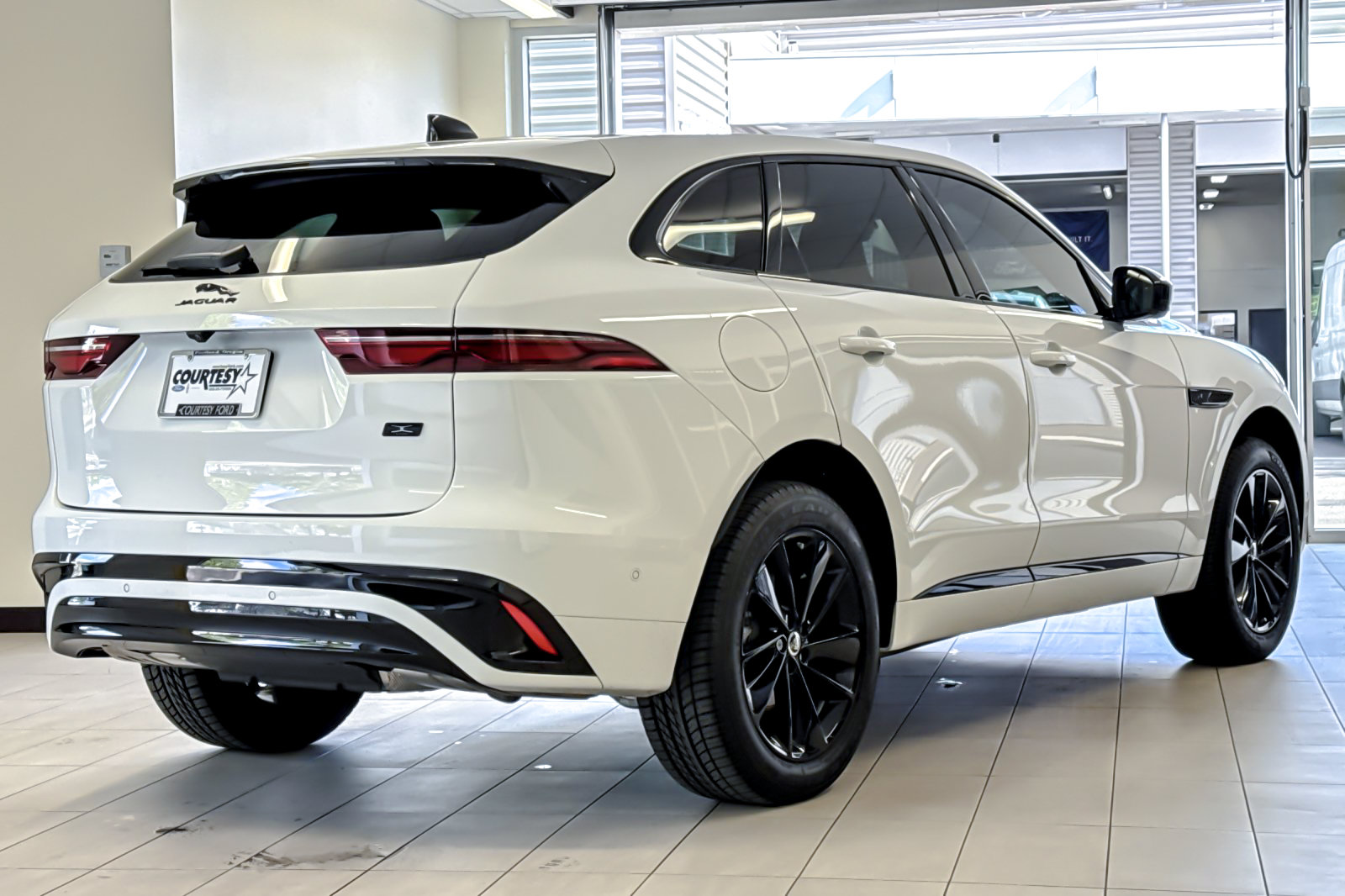 Used 2026 Jaguar F-PACE R-Dynamic S AWD/4WD image 4