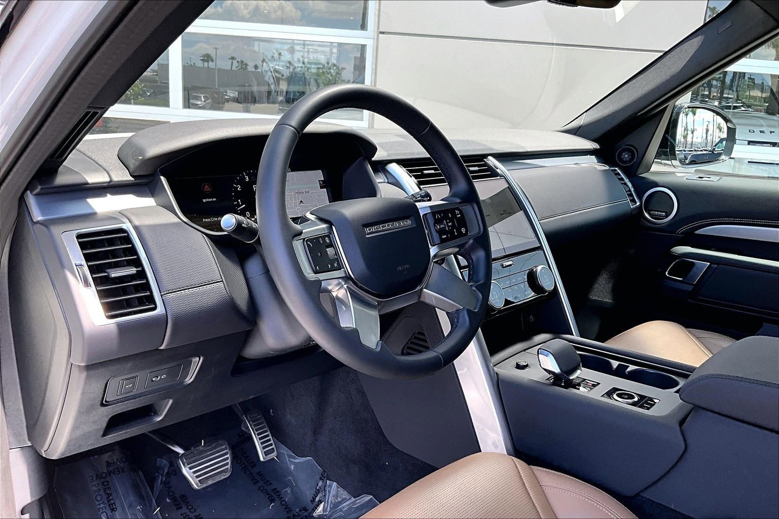 Used 2025 Land Rover Discovery Dynamic SE image 13