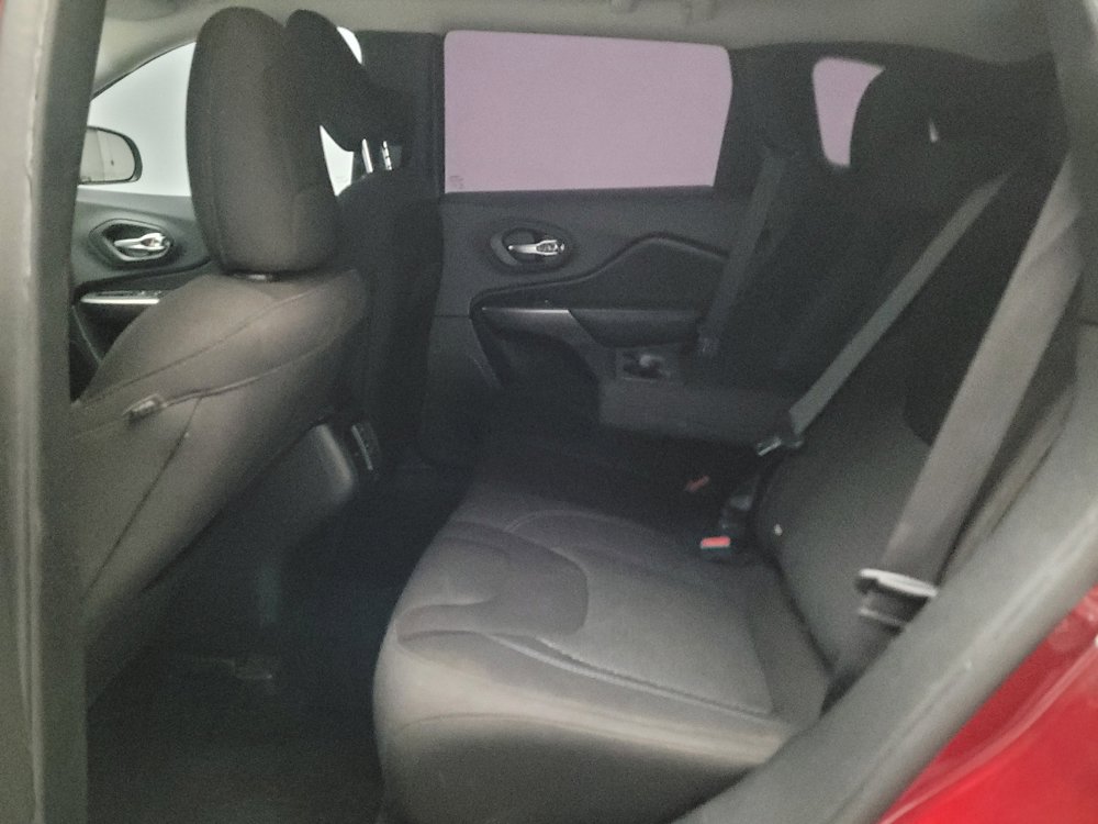 Used 2019 Jeep Cherokee Latitude w/ Popular Appearance Group FWD image 18