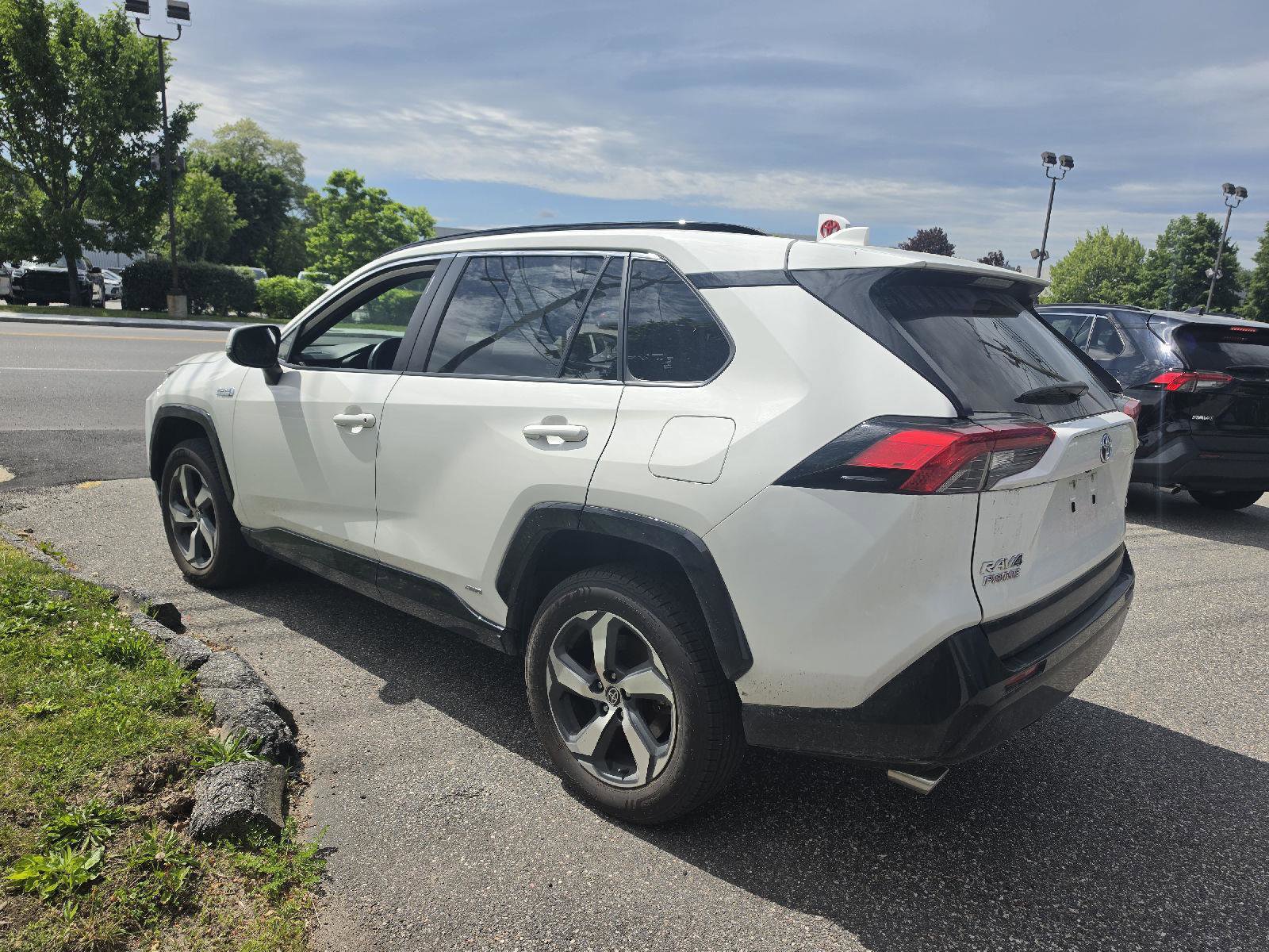 Used 2021 Toyota RAV4 SE w/ Weather & Moonroof Package AWD/4WD image 5