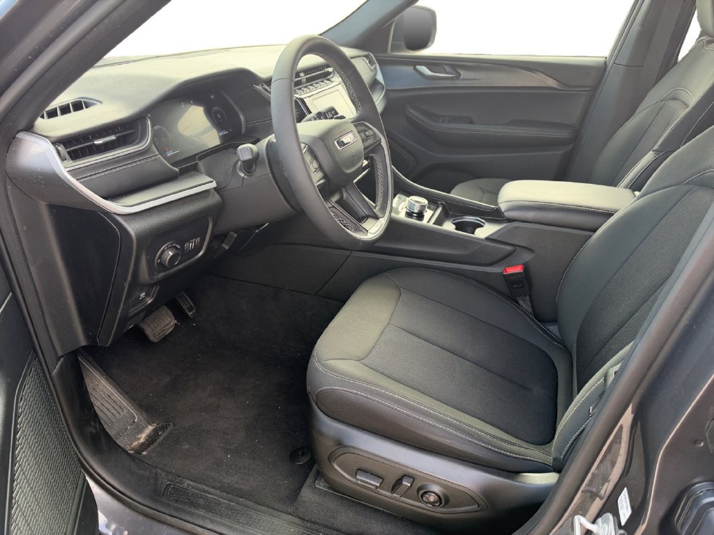 Used 2025 Jeep Grand Cherokee L Laredo RWD image 10