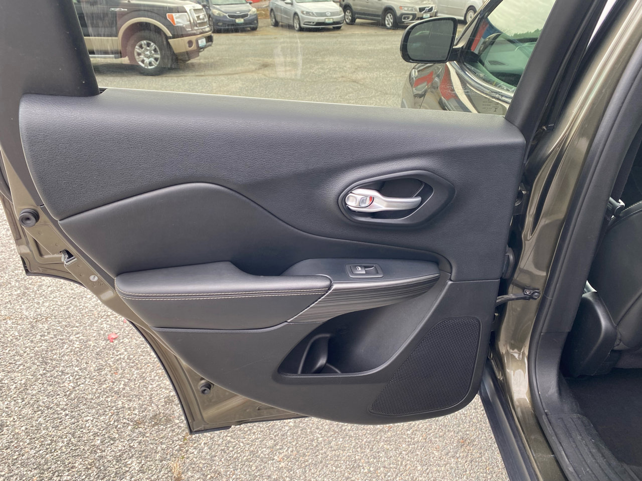 Used 2015 Jeep Cherokee Limited image 17