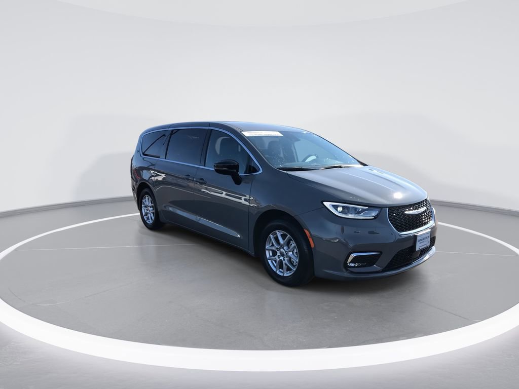 Used 2025 Chrysler Pacifica Select image 2