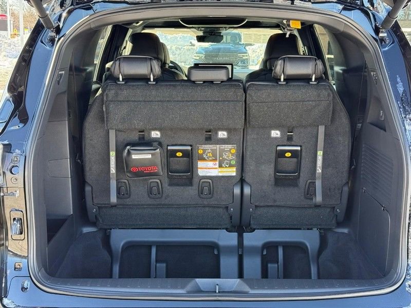 Used 2026 Toyota Sienna Limited image 9