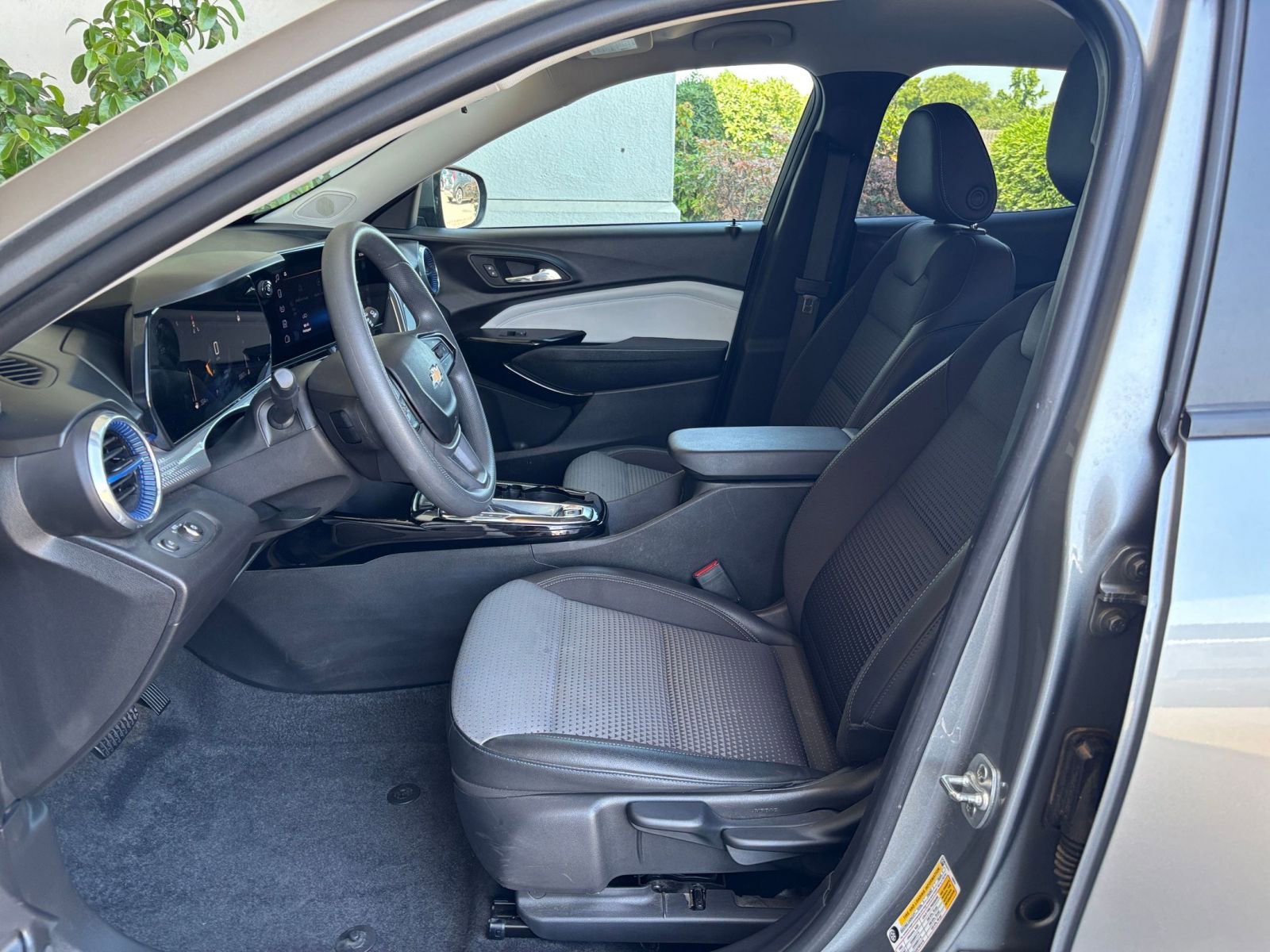 Used 2025 Chevrolet Trax LT FWD image 27