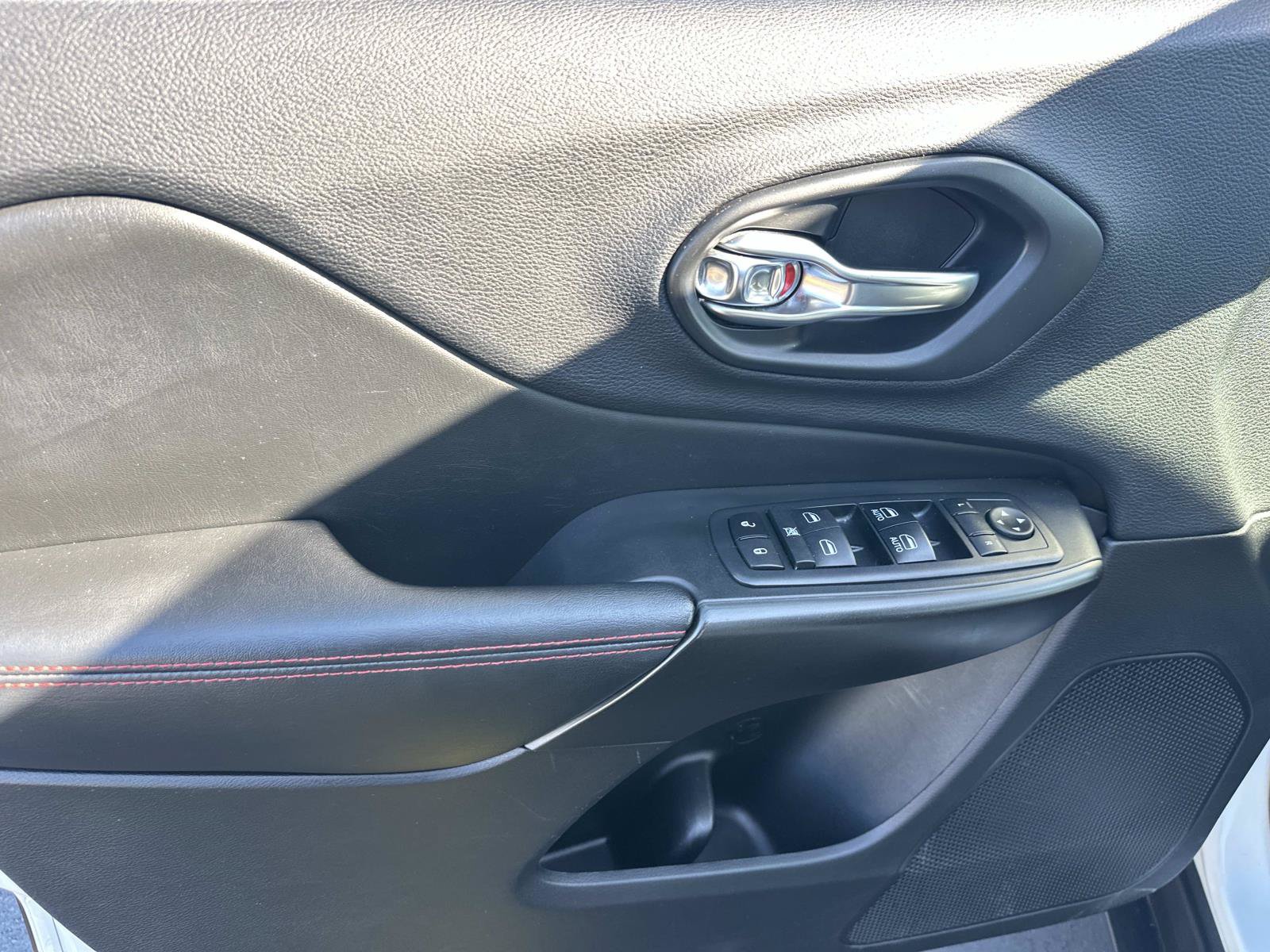 Used 2019 Jeep Cherokee Trailhawk w/ Cold Weather Group AWD/4WD image 14