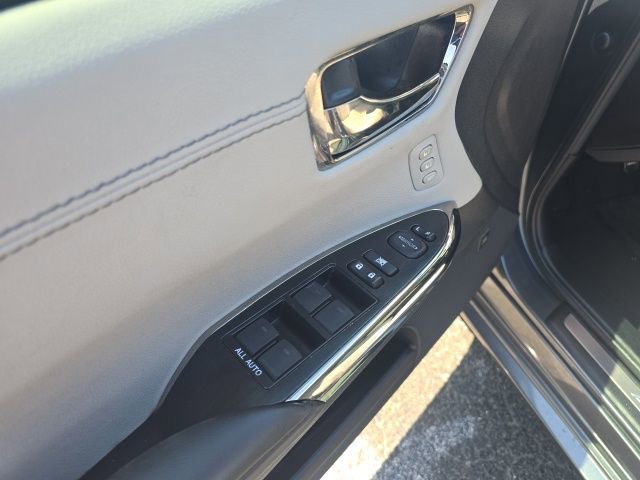 Used 2018 Toyota Avalon Limited FWD image 12
