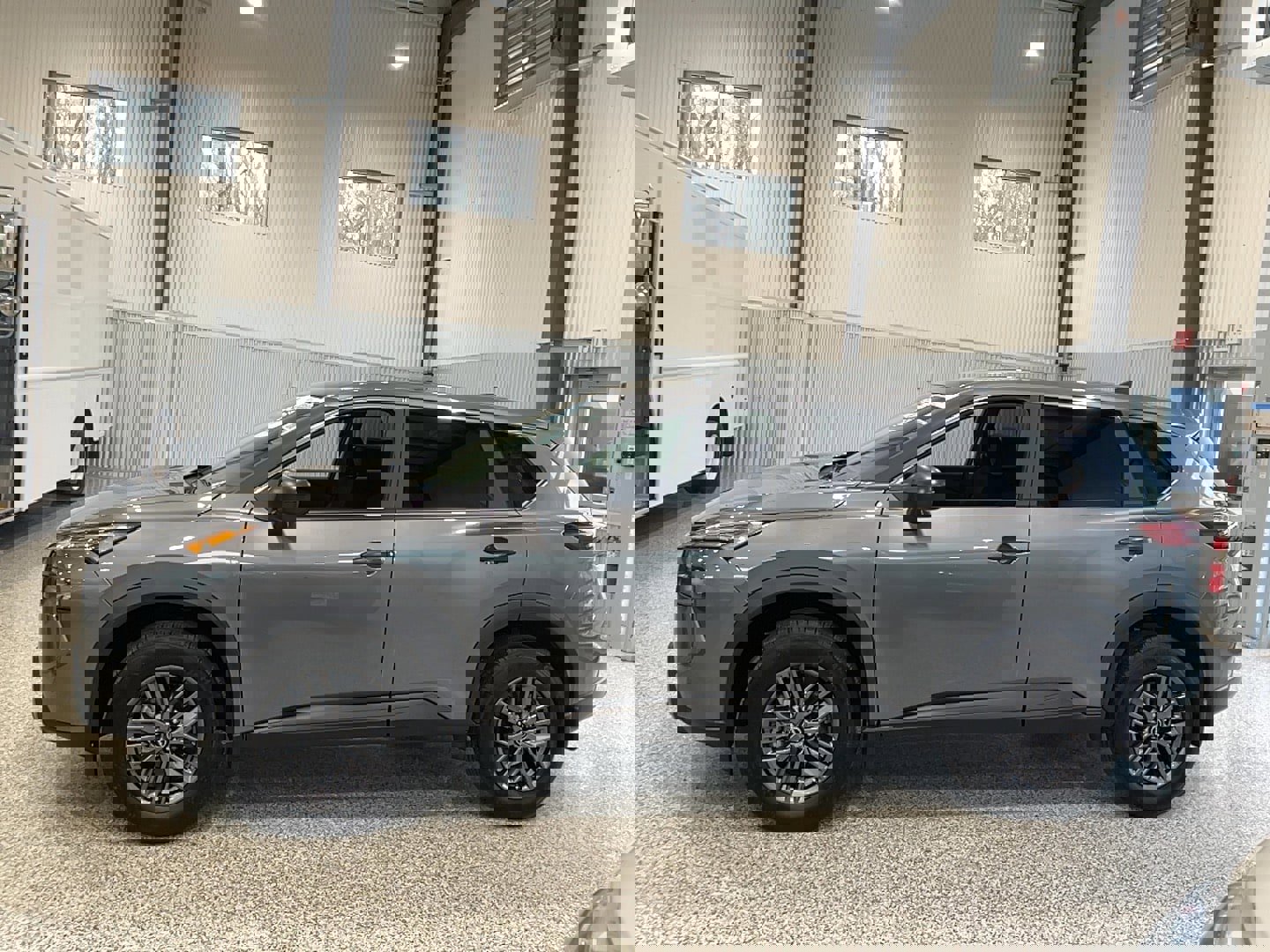 Used 2025 Nissan Rogue S image 3