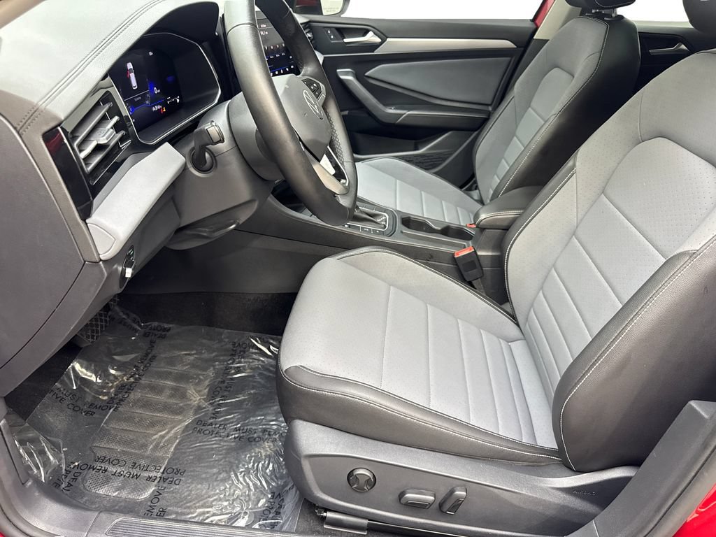 Used 2025 Volkswagen Jetta SE FWD image 26