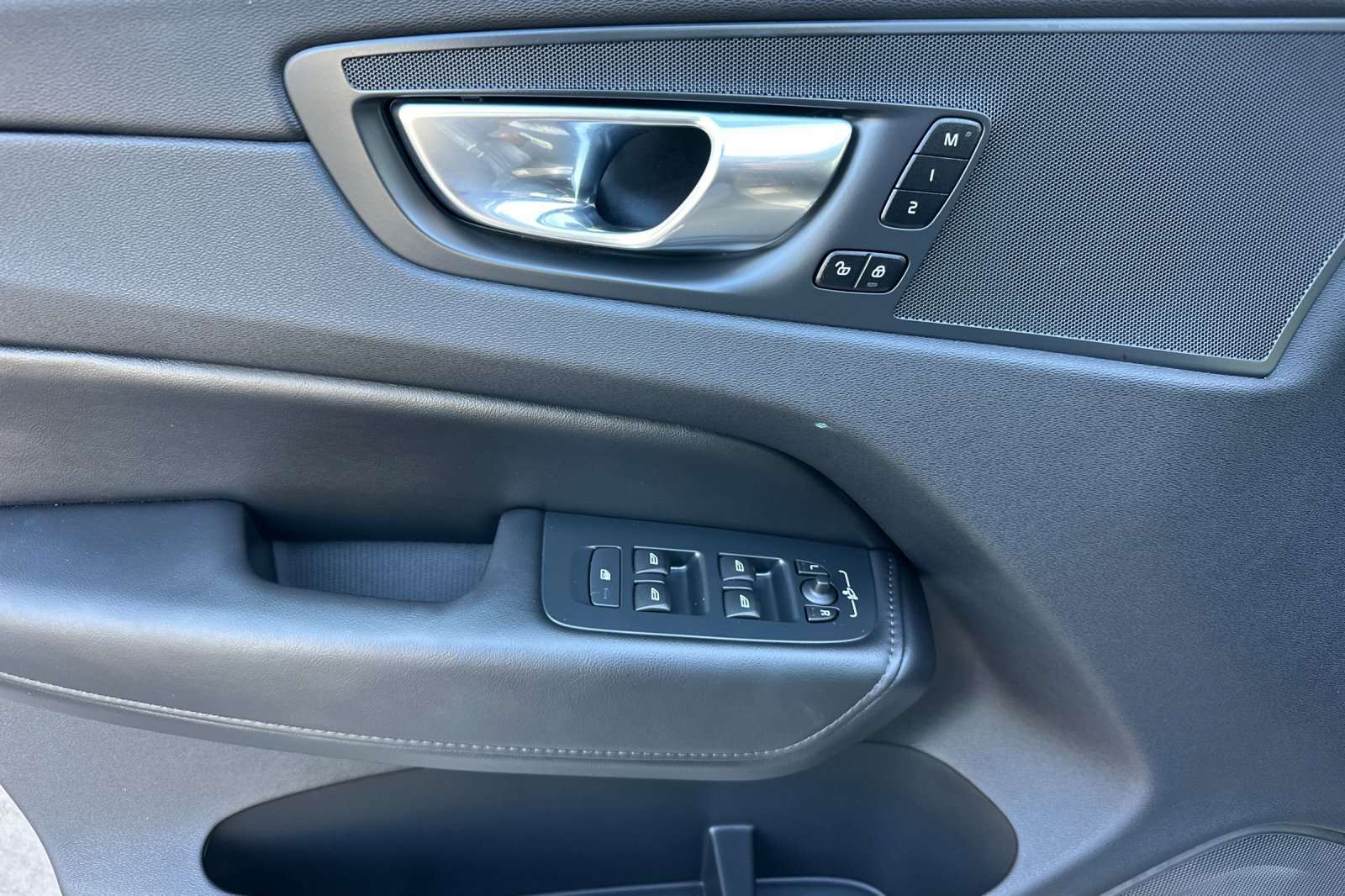 Certified 2025 Volvo XC60 B5 Core AWD/4WD image 12