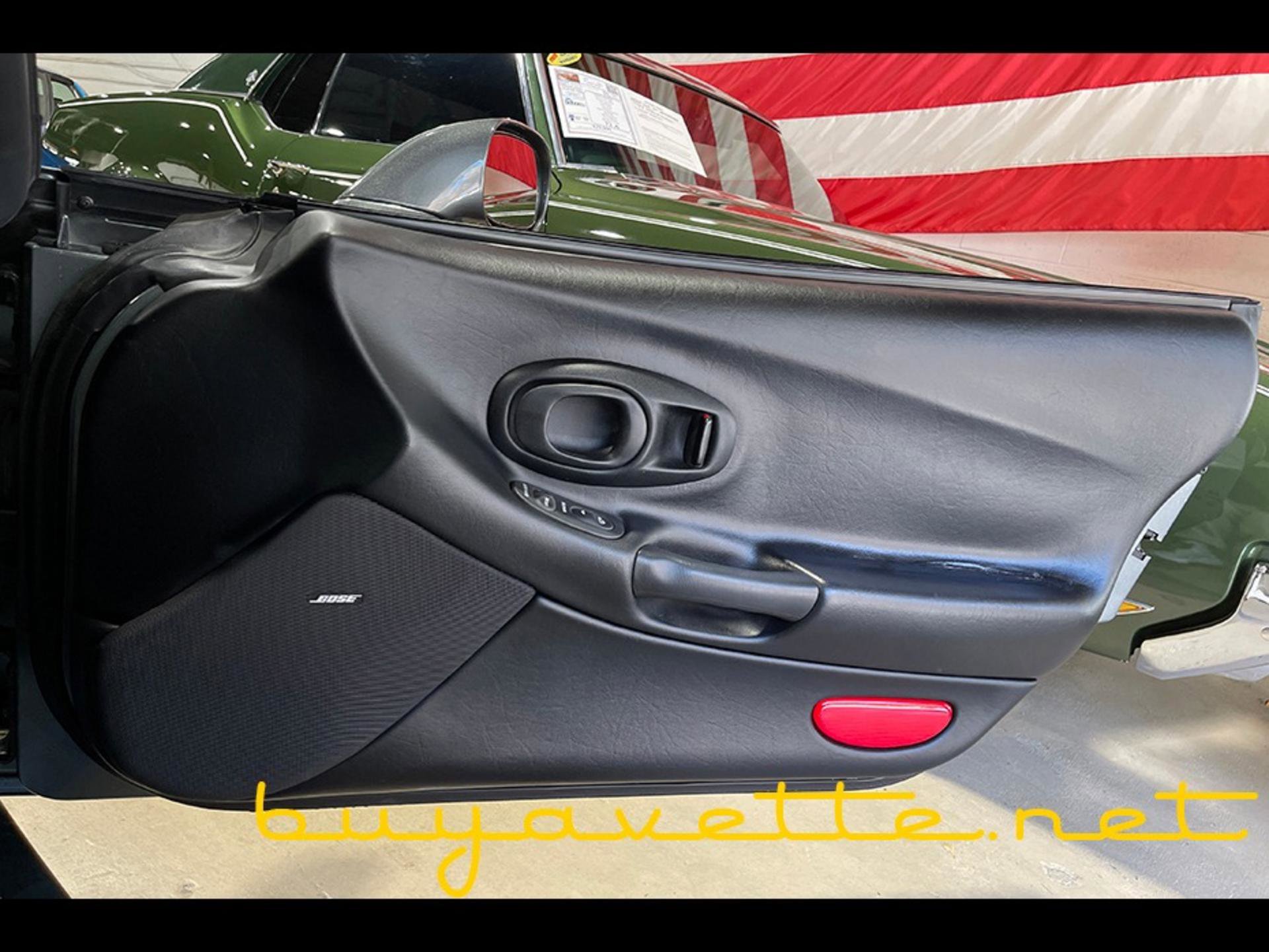 Used 2004 Chevrolet Corvette Coupe w/ Roof Package image 20