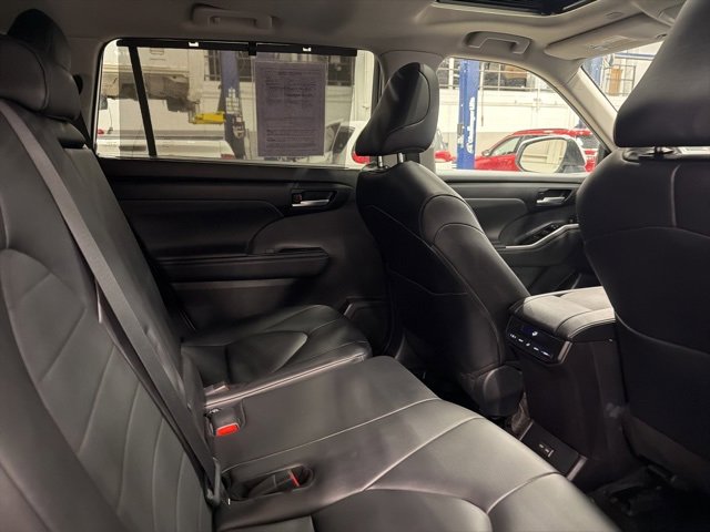 Certified 2024 Toyota Highlander AWD image 33
