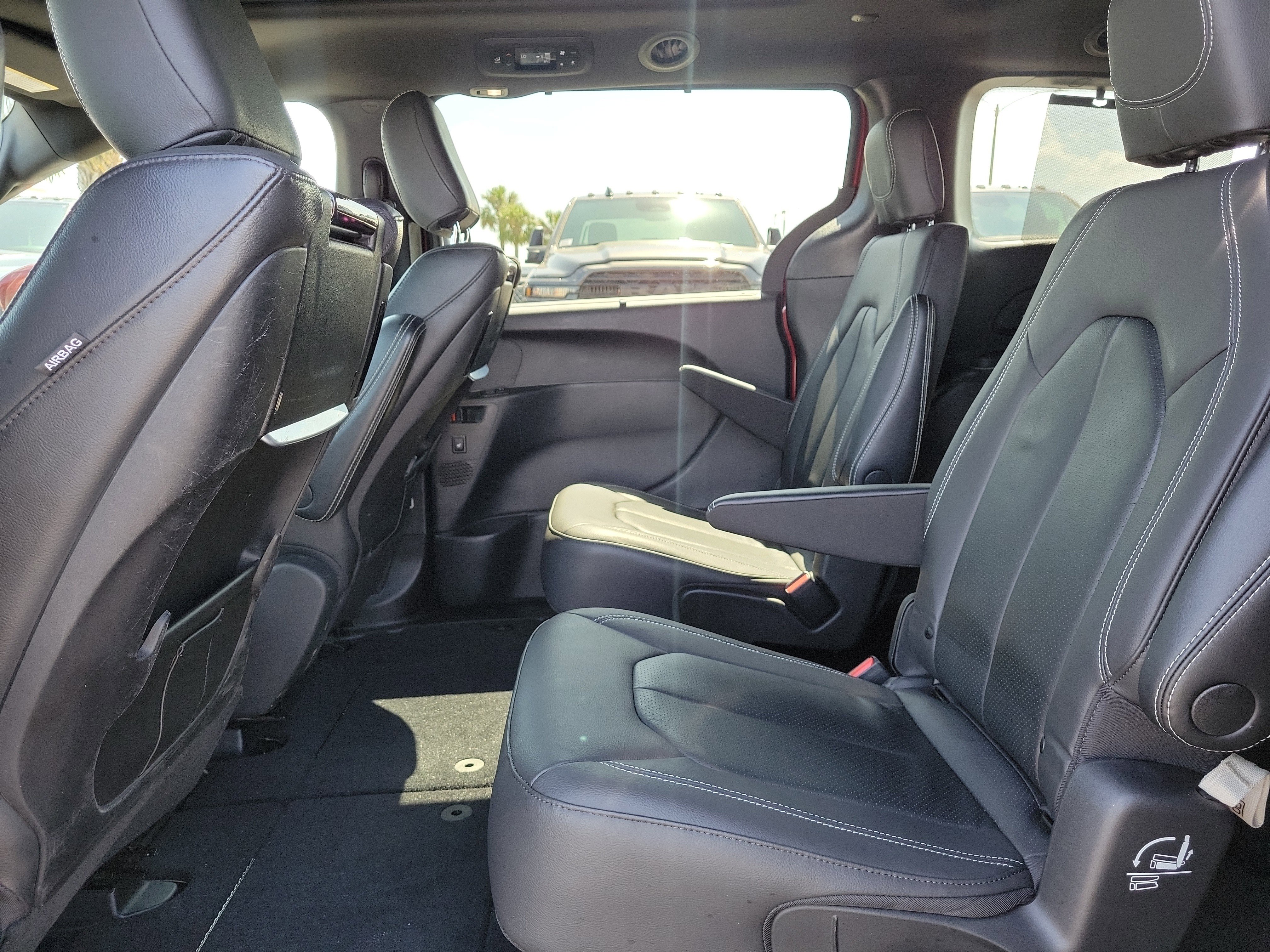 Used 2021 Chrysler Pacifica Touring-L w/ Uconnect Theater Family Group FWD image 16
