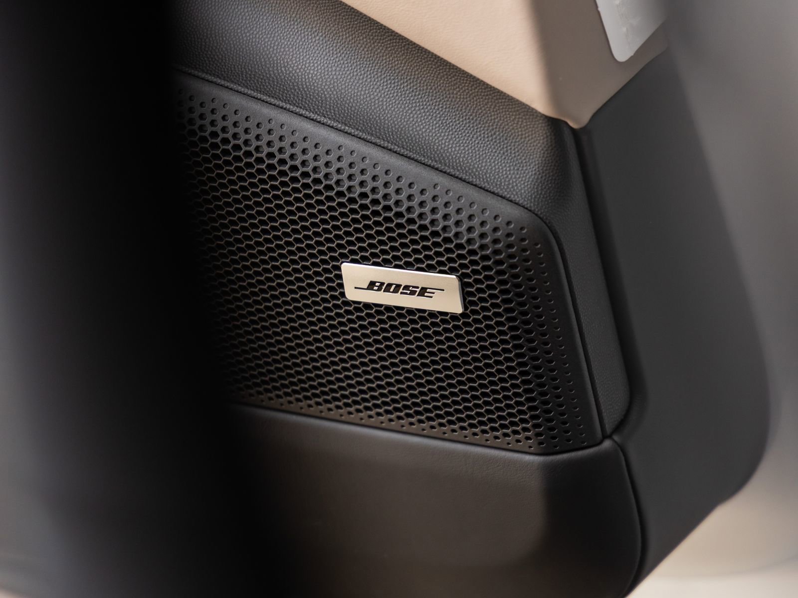 Certified 2025 Porsche Macan Electric image 30